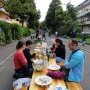 Beisammen sitzen auf der Langemarckstraße Stadtteilfest Unterwiehre 2015