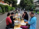 Beisammen sitzen auf der Langemarckstraße Stadtteilfest Unterwiehre 2015