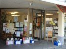 Offene Bücherkisten vor dem Quartiersbüro