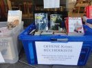 Offene Bücherkisten vor dem Quartiersbüro