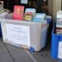 Offene Bücherkisten vor dem Quartiersbüro