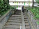 Die alternative Treppe ist unzumutbar für Menschen mit Rollstuhl, (…)